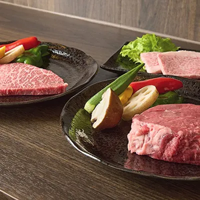 火入れが光るステーキと、ワインでじっくり煮込むビーフシチュー