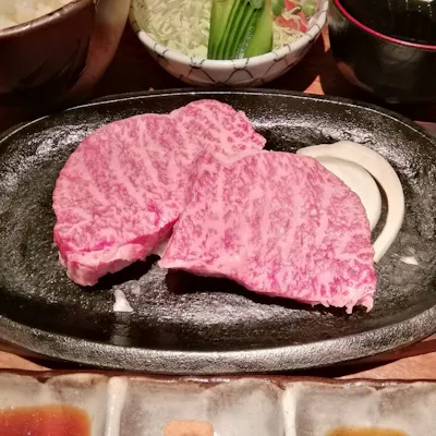 実際のお肉を見て選ぶ至高の体験。お好みやご予算に合わせてご提案