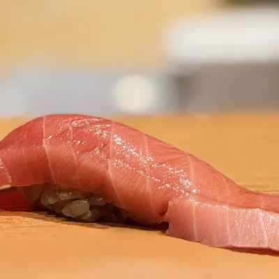 四季折々の旬食材と職人技が織りなす本格鮨。名物あわび肝ソースも堪能