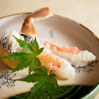冬は松葉蟹、春から秋は活毛蟹。一年を通して蟹会席を