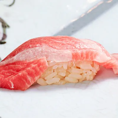 旬の恵みを引き出す職人の手彫り握りと、洗練された和食の競演