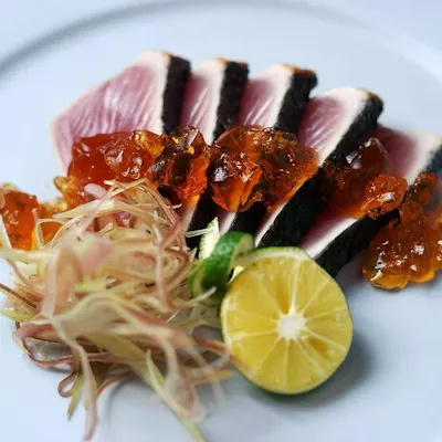 熊野大社の門前町で百五十余年。こだわり抜いた最高品質の魚介と酒を楽しむ