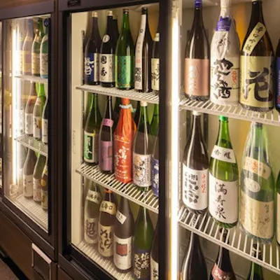 約100銘柄の日本酒を自由に楽しむ利き酒飲み放題。自分好みの一杯に出会う旅