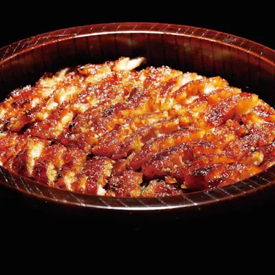 三河一色産鰻と秘伝のタレ。熟練職人の手技が光る極上の味わい
