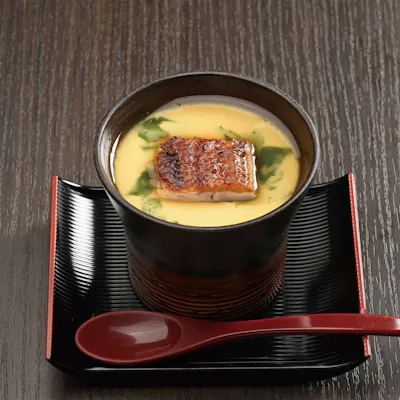 うなぎと厳選日本酒のペアリング。お昼からの贅沢な一杯もおすすめ