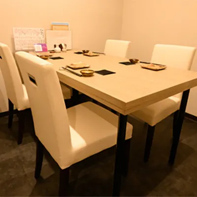 落ち着いた個室からカウンターまで、幅広い食事のひとときに