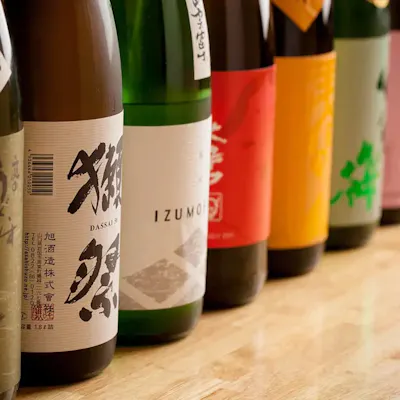 料理との相性を楽しむ、選りすぐりの日本酒と多彩なドリンク