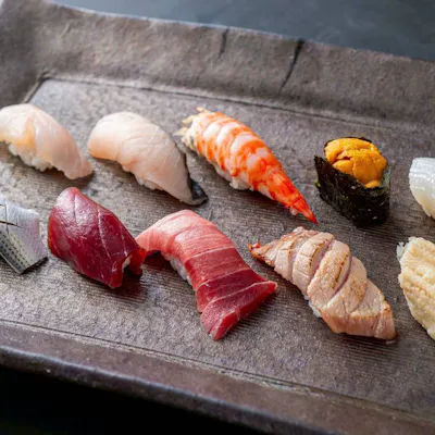豊洲名門から仕入れる本マグロと羽釜炊きのシャリ