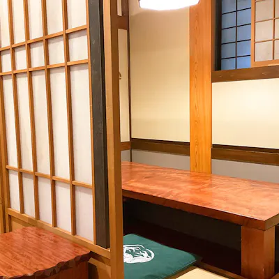 落ち着いた和風作りの店内