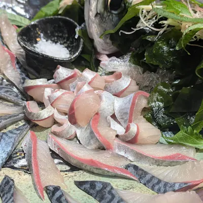 鮮度へのこだわり。名物「活きサバ」や希少な高級鮮魚を味わう