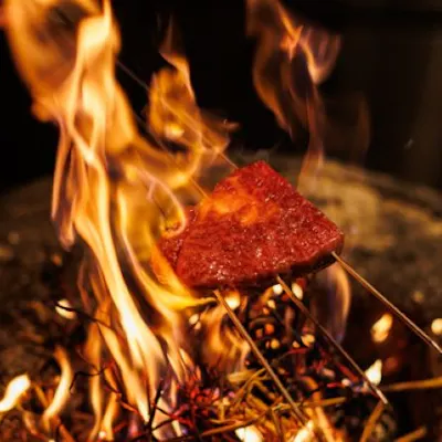香ばしい藁焼きで味わう極上近江牛と、旬食材の彩り豊かな逸品料理