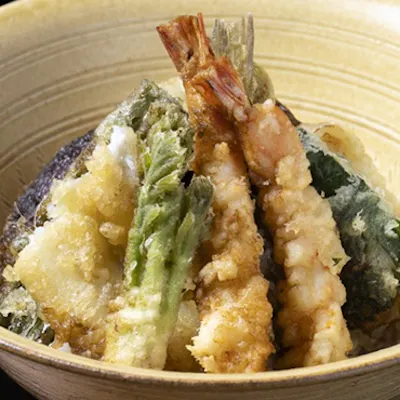 継ぎ足しの秘伝タレで味わう名物天丼。厳選ワインやスパークリング日本酒とともに