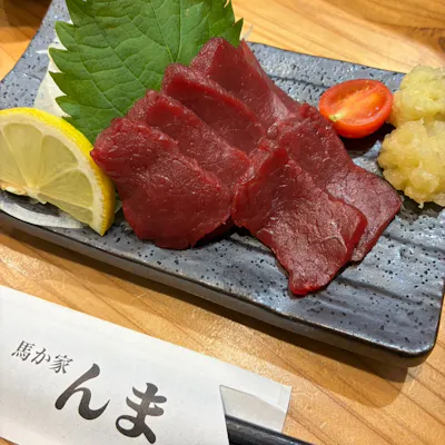 一度も冷凍しない、純国産「生馬刺し」と希少な「馬串」