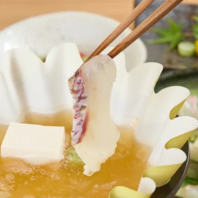 活魚で仕入れるから鮮度抜群。「活〆真鯛」の鯛しゃぶは必食