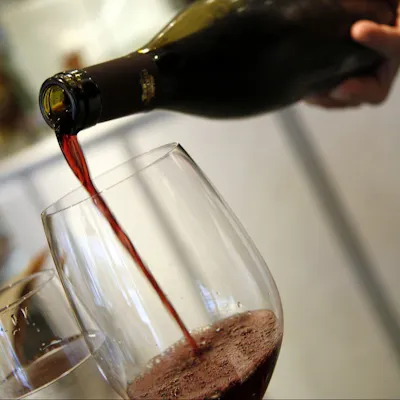 陽気で心地よいナポリの風を感じながら、希少な美酒で乾杯を