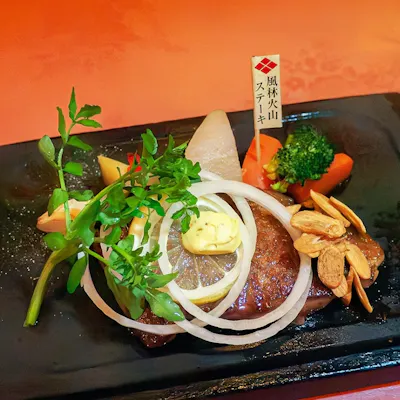 富士山の溶岩石で焼き上げる極上の甲州牛ステーキ