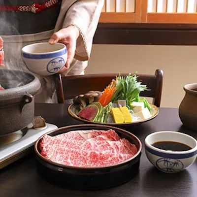 黒毛和牛の旨味を堪能する、伝統のしゃぶしゃぶとすき焼