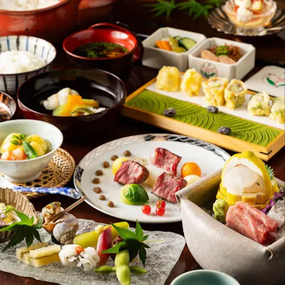 四季の恵みを味わう、趣の異なる二つの会席