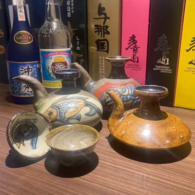 沖縄の伝統工芸「やちむん」と「琉球ガラス」が彩る食卓