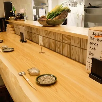 ライブ感溢れるカウンターと寛ぎの席を備えた大人の隠れ家