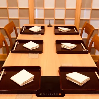 西麻布に潜む完全個室2部屋の上質空間。静寂に包まれたプライベートなひととき