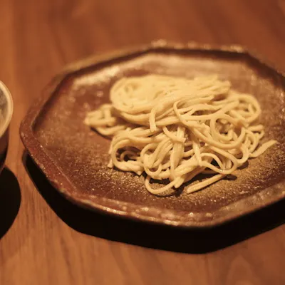 旬の蕎麦の実を当日に挽いて手打ちする本格蕎麦。出汁や食感にこだわった至高の逸品