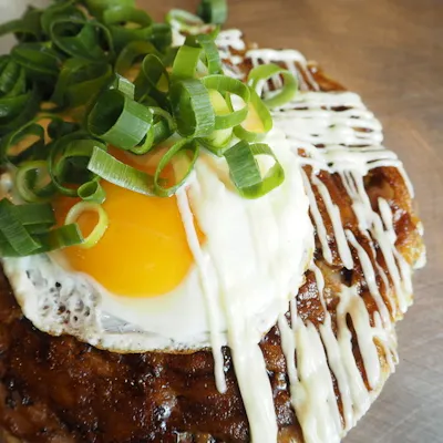香ばしく焼き上げる、こだわりのお好み焼き