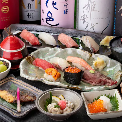 熟練の職人が握る江戸前鮨と魚介の旨みを楽しむ一品料理の数々