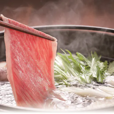 厳選肉と旬の味覚を堪能。伝統の出汁で育む至高のしゃぶしゃぶとすき焼き。