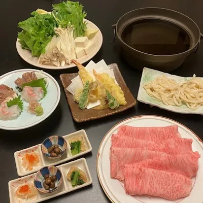 厳選された四季折々の素材と、旨味際立つ名物しゃぶしゃぶをご堪能