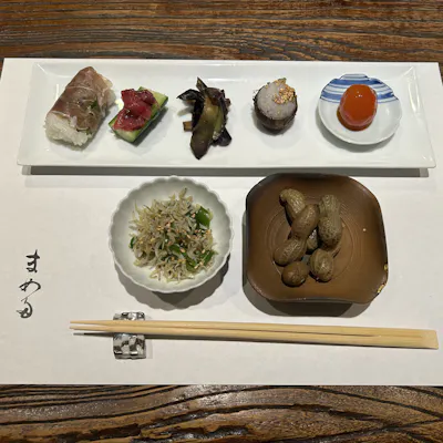 女将の真心が詰まった旬の酒の肴と日替わりの和食を堪能。