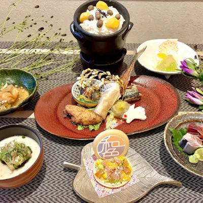 職人が心を込めて手仕込みする季節の味。全国から届く旬素材と季節限定の厳選日本酒