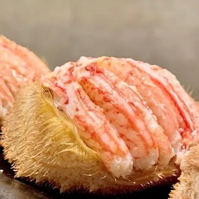 旬の味覚を少しずつ楽しむ月替わりコース。名物手作りのカニ殻盛りや季節の土鍋ご飯も堪能