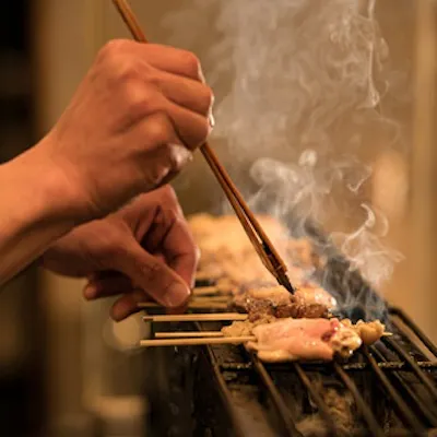 職人技が生む「燻し焼鳥」と至高の素材が織りなす旨味の競演