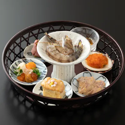 名物「痛風盛り」から始まる趣向を凝らしたコース、飲み放題も完備