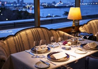 豪華客船ノルマンディ号をコンセプトにレイアウトされた、ホテルの象徴とも言うべきメインダイニングです。伝統ある本格フランス料理をご堪能下さい。