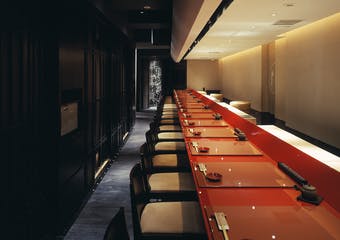 本物の江戸前鮨、酒肴の数々を心地良い空間でご提供します。大切な方のご接待にお使い頂ける個室もご用意して皆様のお越しをお待ちしております。