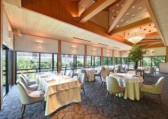 徳川園の緑豊かな自然や「龍仙湖」を望むレストラン。フレンチの伝統に和と新しさを融合した雰囲気と料理をどうぞご堪能下さいませ。