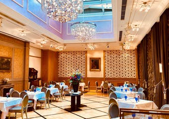 古都エジンバラをテーマにデザインされたホテルモントレ京都。エスカーレは貝をイメージした大きなシャンデリアと天窓が特徴のフレンチレストラン。