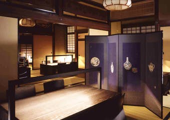 明治20年に松本市内に建てられた歴史的建造物名門「光屋」は120年の年を経て日本料理「ヒカリヤ　ヒガシ」として再び時を刻み始めました。