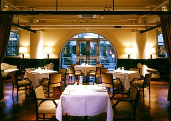 歴史ある洋館の趣をそのままに、芦屋モノリスとしてモダンに改装したゲストハウス・レストラン。