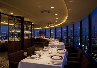 札幌市を一望できる回転展望レストラン。センチュリーロイヤルホテル最上階からの眺めと北海道産食材にこだわったフレンチをどうぞお楽しみください。