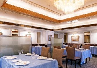 東京・皇居前パレスホテルの伝統を受け継ぎながら、地元食材、旬の素材にこだわった新感覚のフランス料理を提供しております。