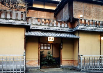 京都の町中とは思えない静けさをたたえる数寄屋造りの名旅館。懐石料理は絶品です。毎月7日17日の夜には茶室で釜を懸け、おもてなしを致します。