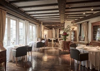 円山の地に溶け込む一軒家の邸宅レストラン。芸術性に富んだ最先端のフランス料理をご堪能いただけます。