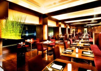 木のぬくもりを活かしたモダンな空間で、伝統の技と味にシェフのアレンジを加えた「カリュウ」ならではの中国料理を最上階からの景色とともに。