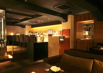 恵比寿にたたずむ5階建てのレストラン。和風モダンをコンセプトに、ラウンジ、カップル用の個室、大人数での個室と多様な空間でおもてなし。