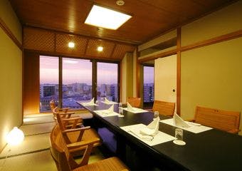 最上階にある日本料理「筑紫野」は四季折々の食材を使用し、調理長拘りの繊細な料理の数々をご用意いたしております。