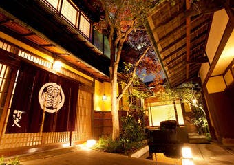 有形文化財にも指定されている名古屋最古の料亭です。美しい水鏡の庭園や新たに設置した酒房やカウンターで新古の融合をお楽しみください。