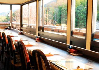 奥嵯峨の静けさと緑に囲まれたレストラン。目の前に緑が広がるカウンター席や個室、中広間、大広間と目的に合わせて様々なお席をご用意いたします。